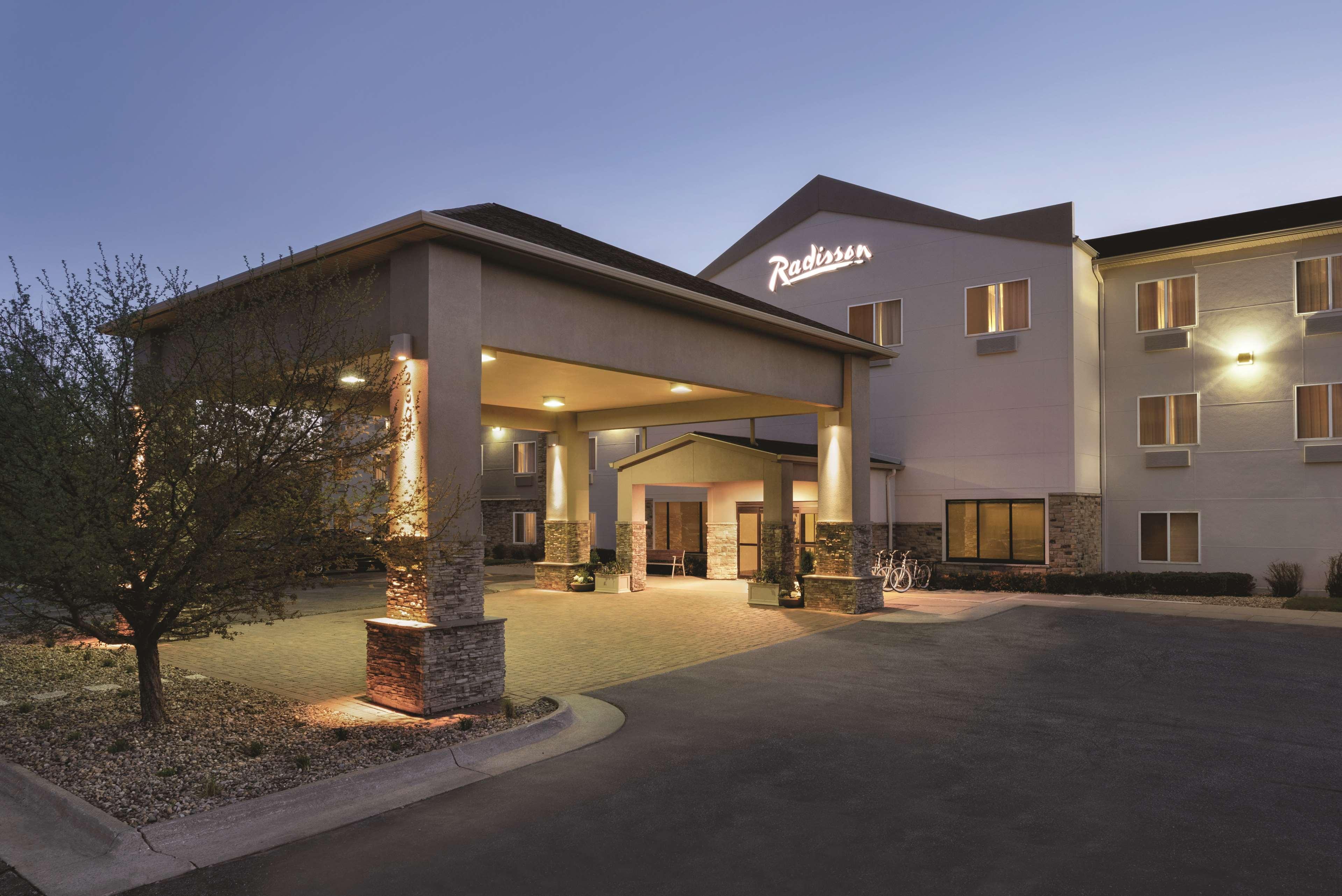 Radisson Hotel Ames Conference Center At Isu Exterior photo